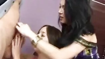 Peituda grávida acariciando-se filme com sexo romantico