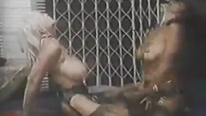 Diversão senhora com a língua vídeo pornô sexo romântico inteligente de um escravo lambendo seus pés