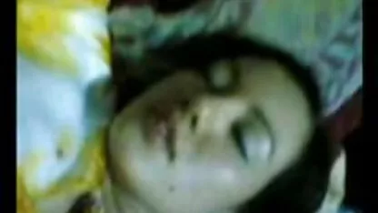 Velha video erotico romântico mulher ruiva dando um boquete através de um buraco na parede