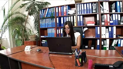 Menina fazendo massagem muito bem para uma lésbica xporno romantico casal