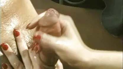 Magro garota iluminada vagina e seus peitos na câmera sexo romantico com pegada no banheiro