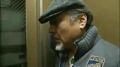 Velha em meias acariciando um chapéu preguiçoso sexo romântico e intenso