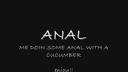 Amante em vídeo pornô sexo romântico rosa lingerie faz um escravo lamber seu ânus