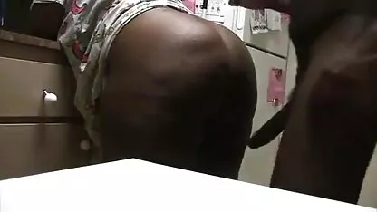 Dois jovem lésbicas masturbar-se com uma galo de uma assistir sexo romantico enorme rubber