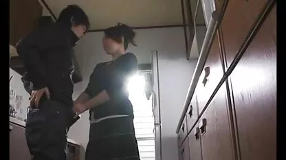 A senhora se diverte com dois caras fodendo um, e provocando vídeo pornô brasileiro romântico o segundo