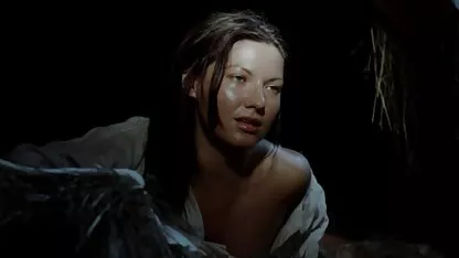 Um sádico com uma agulha sexo romântico de namorados cria o corpo do parceiro sangrando