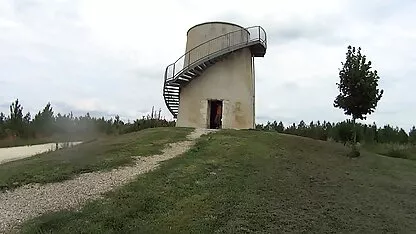 Homem empurrando a menina na máscara no buraco anal xxx romântico