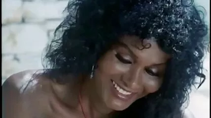 Vaginal fisting louco russo lésbicas ao redor da piscina transando romantico