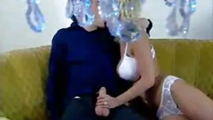 Duas sexo romântico entre mulheres loiras irmãs dá um boquete para um amigo