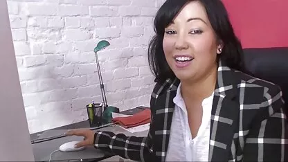 Bela jovem mulher fazendo sexo massagem filme porno brasileiro romantico homem e submete a ele