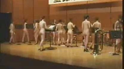 Quente Mellie porno romantico lua de mel se masturba no capô do carro militar retro