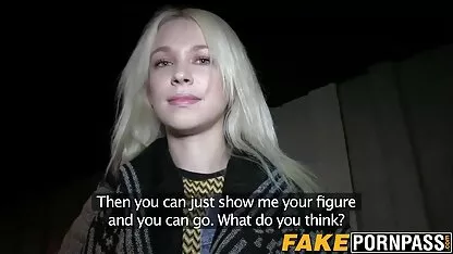 Apaixonado loira assistir video de sexo romantico glamour relax na praia de nudismo