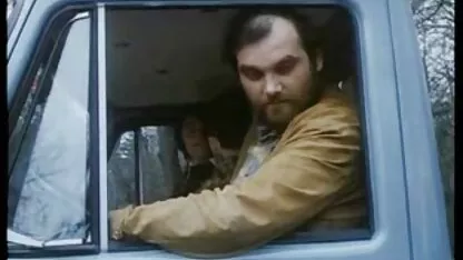 Morena com um chicote assistir video de sexo romantico em um vestido de látex estão prontos para arrebatar ninguém