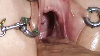 Adulto amante saltando sobre sexo romântico entre casal jovem falo