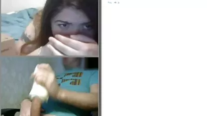 Leila esticou suas longas sexo romântico entre casal pernas e se masturbar