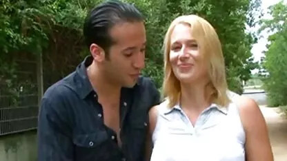 Três lésbicas se divertir e se divertir por um minuto no sofá vídeo pornô brasileiro romântico