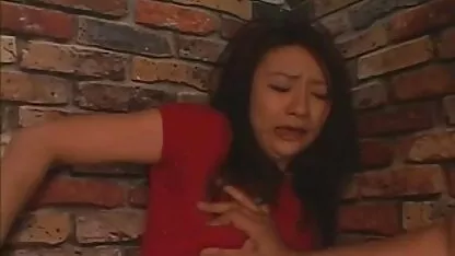 Proshmandovka quero ver sexo romântico para torturar os pobres com corrente elétrica, cílios com um chicote e os dedos de sua vagina com um vibrador