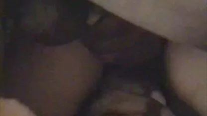 Homem com câmera escondida leva os visitantes x video romantico para uma praia de nudismo