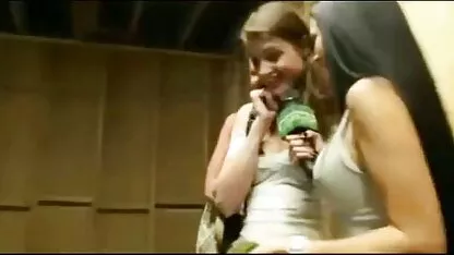 A menina experimentou um novo robô site porno romantico sexual no meio de um canteiro de obras