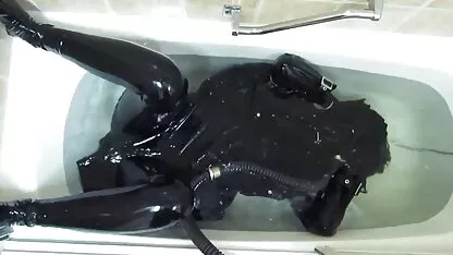 Japonês confiável esposa obedientemente servir o marido no banheiro, em sexo romântico entre namorados seguida, apresentar-se