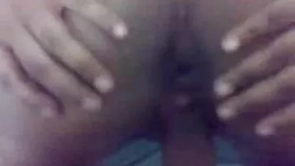 Menina recebendo massagens lambeu a pornô gay romântico rolha de sua amiga