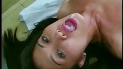 Loira magra antes de tomar banho para foder video romantico sexo com um homem