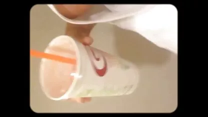 O homem se preocupa em espionar menina sexo romantico com pegada nua na praia