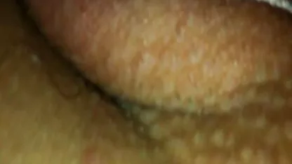 Dois filhotes de látex expulsar um homem e sexoromântico amarrá-lo