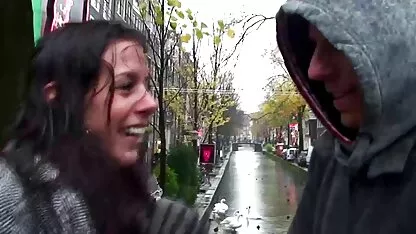 Velho mulher deu sexo romântico entre casal namorado em sofá