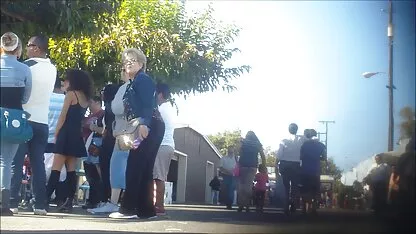 Linda garota sexo romântico de namorados em shorts dá um boquete por Dinheiro