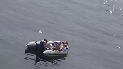 Um homem com uma mulher fazendo sexo com uma garota em látex vídeo de pornô romântico