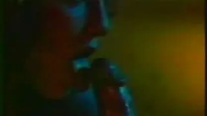 Um homem bêbado sexo grátis romântico com uma pílula para dormir e soprar