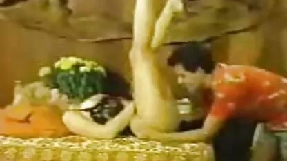 Vovó filme porno romântico vestindo luvas acariciando o pau para um jovem