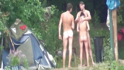 Mmf jovem com boa imaginação para jogar pornoromântico em um bordel