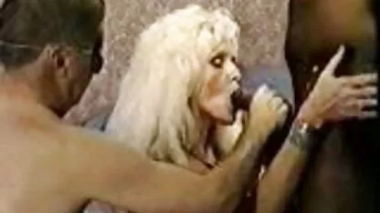 Beleza em leggings girando bunda sexy na frente da xvideos romântico câmera