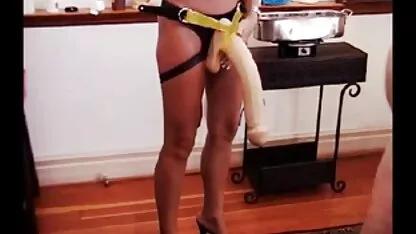 Loira fica nua e anda sexo romantico entre gays nua em público