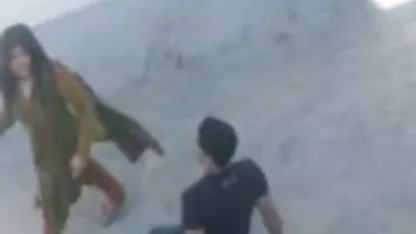 Homem pornor romantico forçado domina o punho de suas mãos