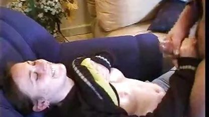 Dominante olhos de água faz com que sexo romantico redtube o homem chupar um strapon