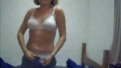 Os alunos cansados de fazer video gratis de sexo romantico lição de casa, então ele se masturba na mesa