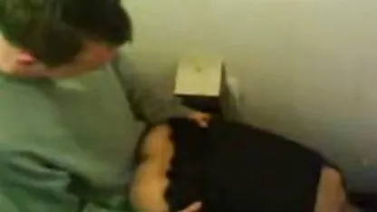 Bêbado russo gata fica fodido no pornô gay romântico sofá com um cara