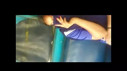 Menina loira em uma t-shirt com Minnie filmado sexo romântico de namorados em quente caseiro porno