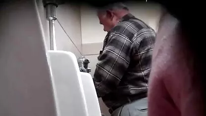 Esposa dedos e soprou seu marido para a promessa de alimentar a salada foi delicioso sexo romântico entre namorados