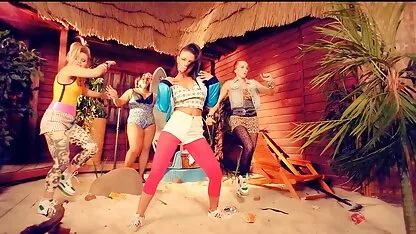 O irmão entrou no quarto de seu porno romantico nacional irmão dormindo, chupando seu pau e sentado em seu rosto com uma vagina