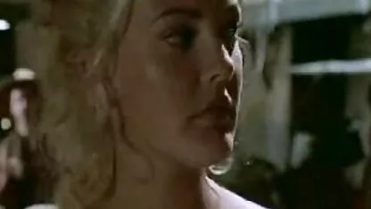 Uma boa esposa chupa o pau do marido e fode na fudendo romantico mesa