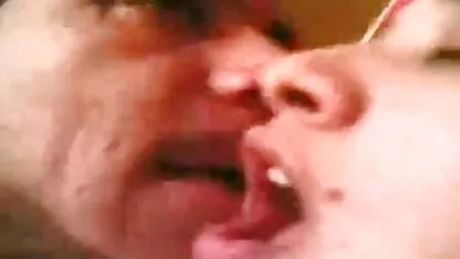 Ela pendurou escravo na corda e fodido primeiro xxx romântico por uma máquina de sexo e depois com um strapon