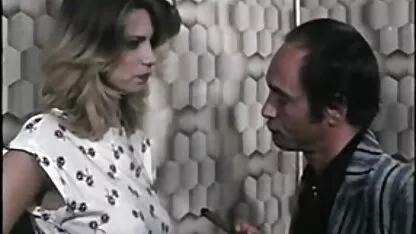 Caroline agachado vídeo romântico pornô e acariciou