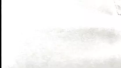 Shmara movendo a agulha fina sob a pele do pênis porno nacional romantico